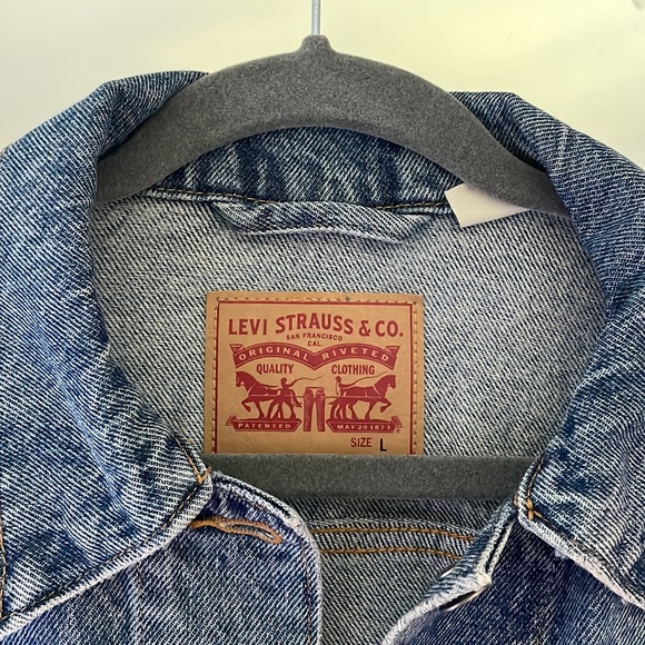 Women’s L Levi’s Jean Jacket - Picture 2 of 3